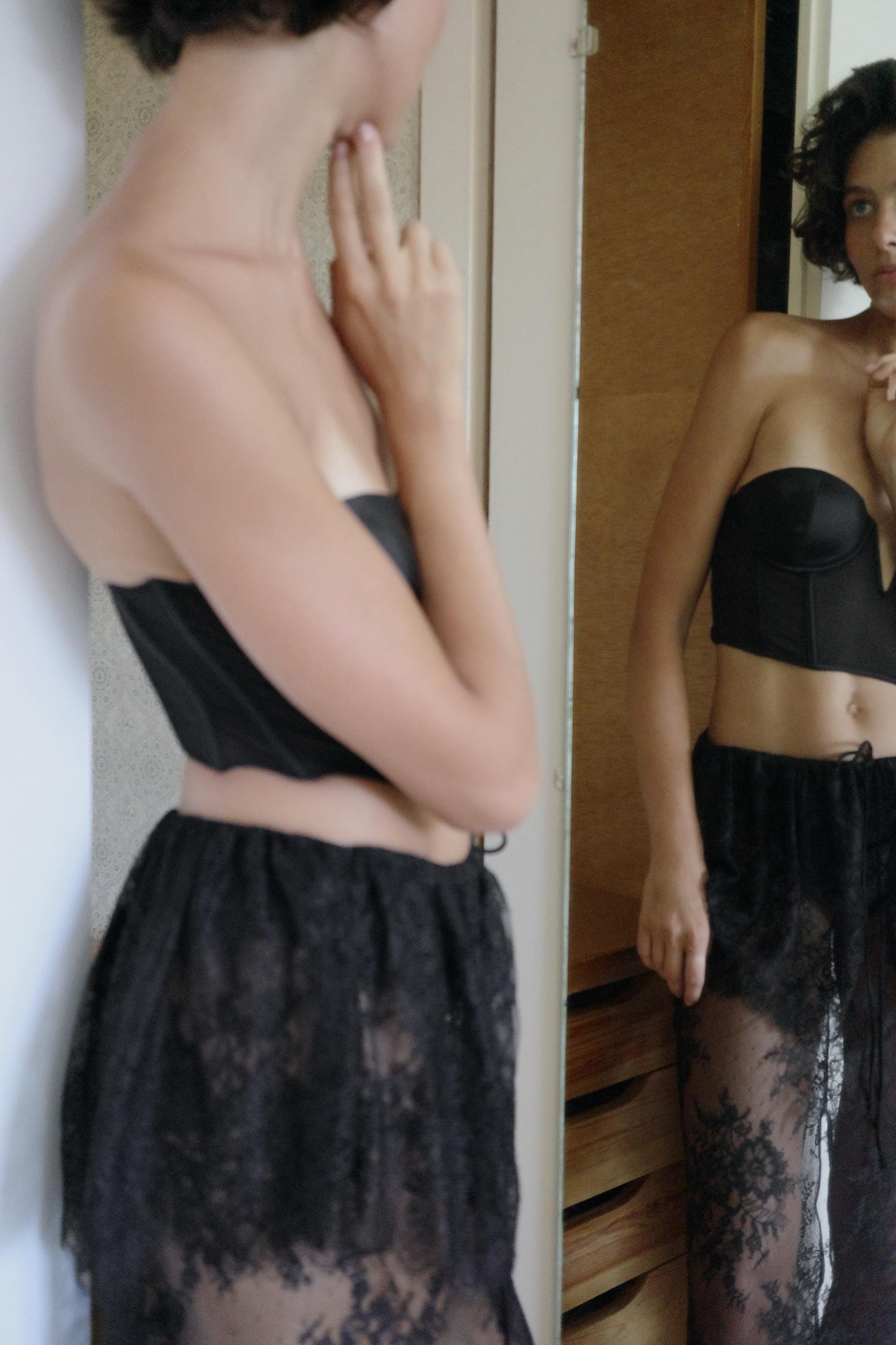 CORSET SATINÉ À ARMATURES